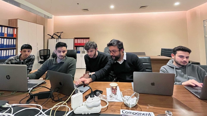 Web Makinası'ndan Yunusemre Avinç, Umut Saatci, Talha Bektaş, Oytun Yalçın ve Yunus Emre Özkaya çalışıyor.